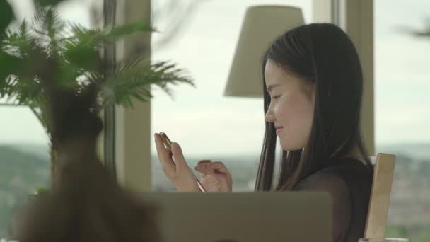 Joven Mujer Asiática Usando Ordenador Portátil Dentro Apartamento Casa Imágenes — Vídeo de stock