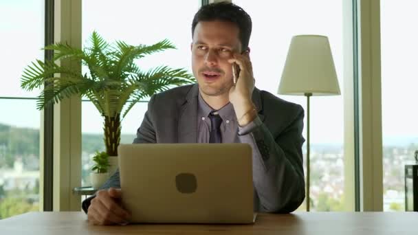 Bilgisayar Masası Çalışma Alanı Nda Çalışan Adamı Yüksek Kalite Görüntü — Stok video