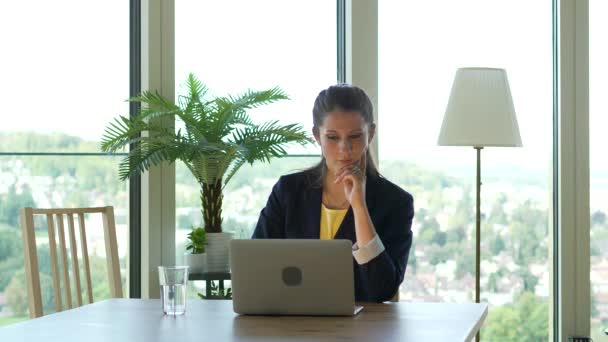 Zelfverzekerde Jonge Vrouw Die Werkt Corporate Business Finance Carrière Job — Stockvideo