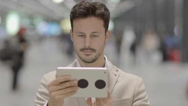 Gezisinde Tablet Ekranı Kullanan Başarılı Genç Adam Portresi Yüksek Kalite — Stok video