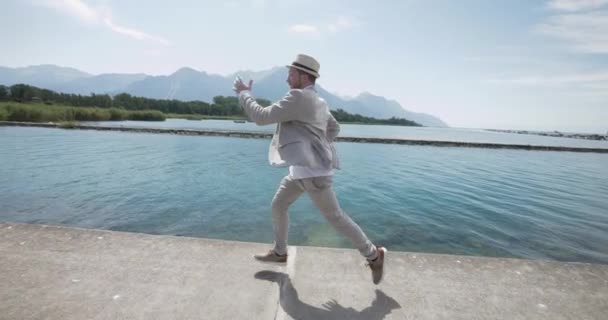 快乐而兴奋的男人跑着 跳着快乐的户外 高质量的4K镜头 — 图库视频影像