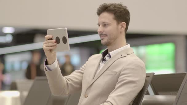 Πορτρέτο Του Νεαρού Επιτυχημένος Άνθρωπος Χρησιμοποιώντας Οθόνη Tablet Επαγγελματικό Ταξίδι — Αρχείο Βίντεο