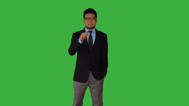 Ασιάτης Στέκεται Απομονωμένος Φόντο Πράσινης Οθόνης Υψηλής Ποιότητας Πλάνα — Αρχείο Βίντεο