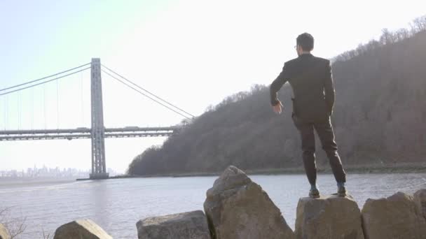 Lifestyle Πορτρέτο Του Ανθρώπου Στο Κοστούμι Απολαμβάνοντας River Bridge Τοπίο — Αρχείο Βίντεο