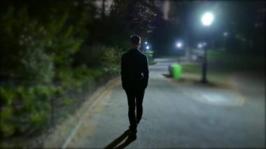 Karanlık Gece 'de Sokakta Tek Başına Yürüyen Genç Adam. Yüksek kalite 4k görüntü