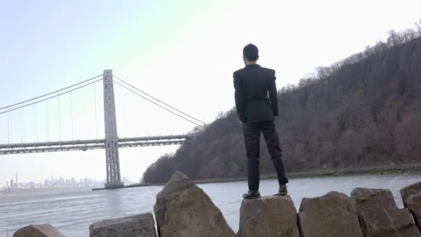 Styl Życia Portret Mężczyzny Garniturze Cieszący Się Krajobrazem Mostu Rzecznego — Wideo stockowe