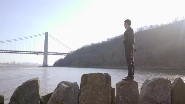 Stil Viață Portretul Omului Costum Bucurându River Bridge Peisaj Aer — Videoclip de stoc