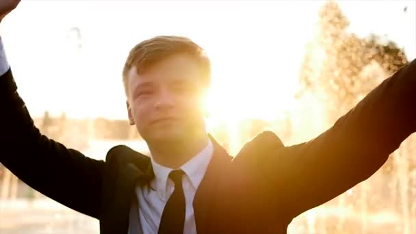 Молодий Щасливий Бізнесмен Танцює Веселий Водному Фонтані Заході Сонця Високоякісні — стокове відео