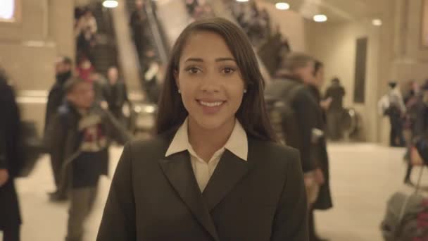 Mladá Žena Stojící Stanici Metra Obklopena Obchodními Lidmi Vysoce Kvalitní — Stock video