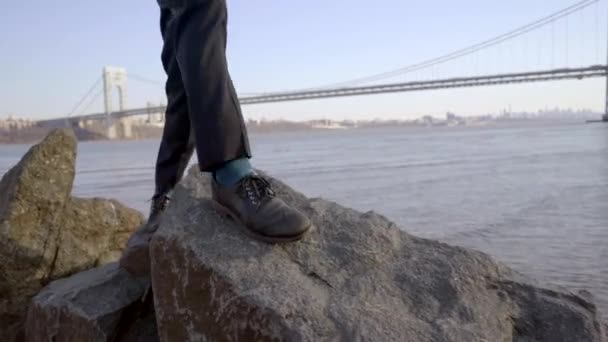 Stile Vita Ritratto Dell Uomo Tuta Godendo River Bridge Paesaggio — Video Stock