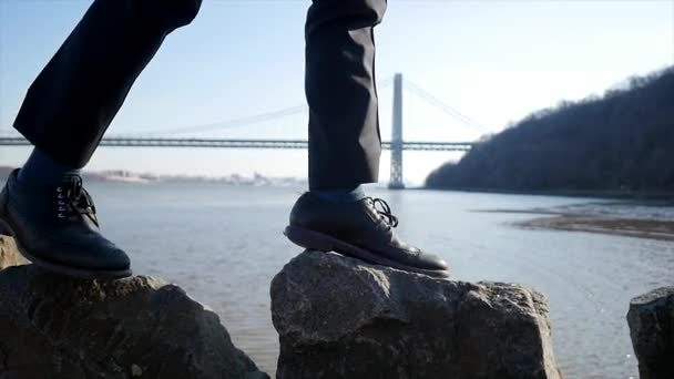 Портрет Человека Костюме Фоне Ландшафтов Речного Моста Высококачественные Кадры — стоковое видео