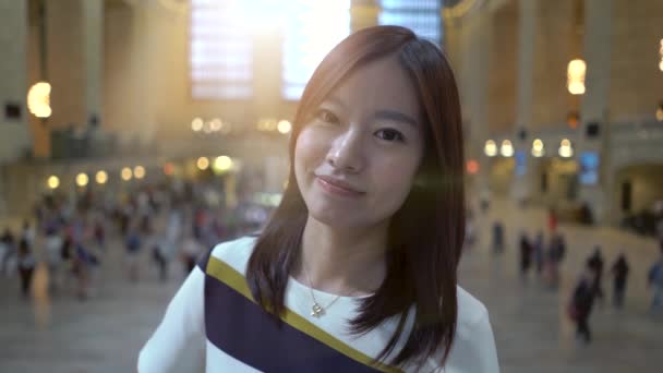 Young Asian Woman Enjoying Modern City Lifestyle Inglés Imágenes Alta — Vídeo de stock