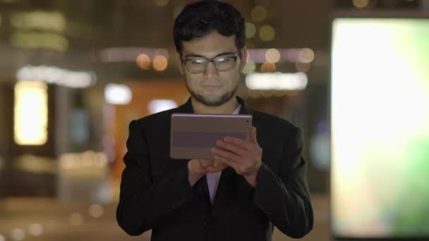 Joven Hombre Asiático Con Gafas Usando Computadora Pantalla Tableta Ciudad — Vídeos de Stock