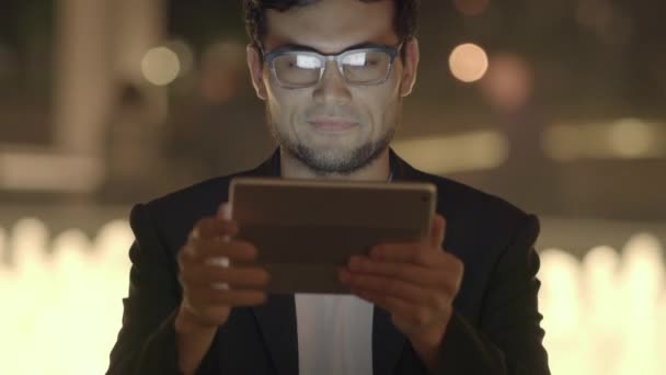 Fiatal Ázsiai Férfi Szemüveggel Tablet Screen Computer Használatával Városban Éjjel — Stock videók