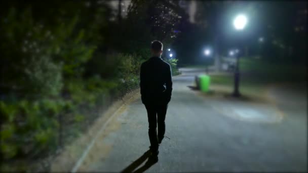 Unge Man Går Ensam Gatan Mörka Natten Högkvalitativ Film — Stockvideo