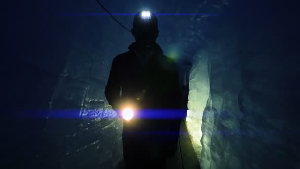Male Explorer Forsker Walking Glacier Ice Tunnel Cave Opptak Høy – stockvideo