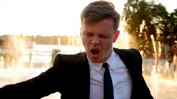 Junger Glücklicher Geschäftsmann Tanzt Fröhlich Wasserbrunnen Bei Sonnenuntergang Hochwertiges Fullhd — Stockvideo