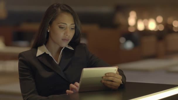 Jeune Femme Affaires Attrayant Utilisant Ordinateur Tablette Intérieur Bar Lobby — Video
