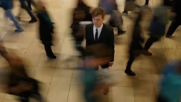 Hombre Que Destaca Multitud Caminando Por Calle Crowded Imágenes Alta — Vídeo de stock