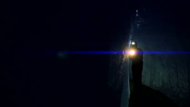 Man Explorer Forskare Walking Glacier Istunnel Grotta Högkvalitativ Film — Stockvideo