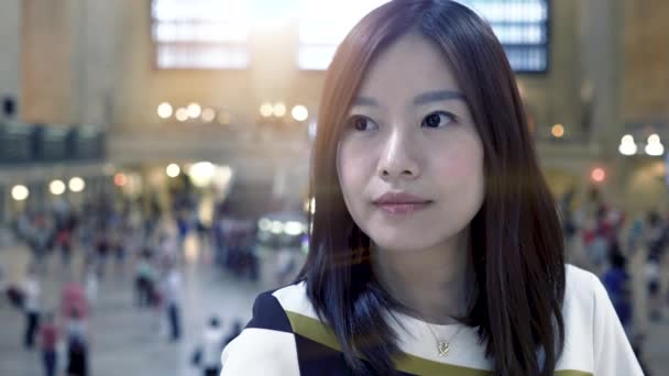 穿着时尚雅致服装的美丽的中国女性 高质量的4K镜头 — 图库视频影像