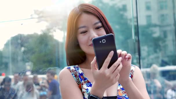 Modern City Lifestyle Porträtt Kinesiska Kvinnliga Person Med Mobiltelefon Högkvalitativ — Stockvideo