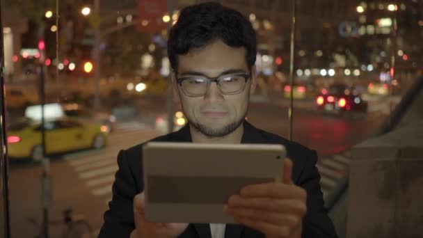 Giovane Uomo Asiatico Con Gli Occhiali Utilizzando Tablet Schermo Del — Video Stock