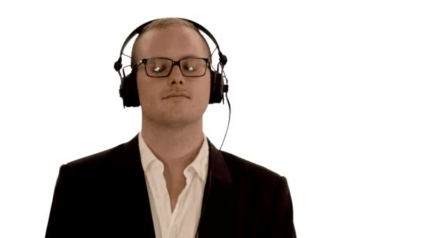 Άνδρας Επαγγελματική Στολή Που Φοράει Ακουστικά Ακούγοντας Μουσική Και Χορεύοντας — Αρχείο Βίντεο