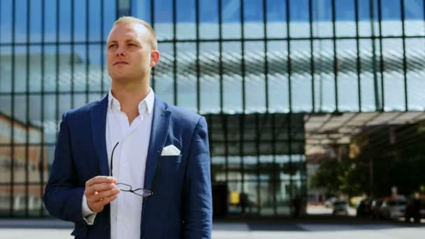 Ung Framgångsrik Affärsman Kostym Står Utanför Business City District Högkvalitativ — Stockvideo