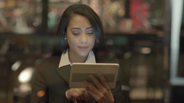 Ung Attraktiv Affärskvinna Använda Tablet Computer Bar Lobby Högkvalitativ Film — Stockvideo