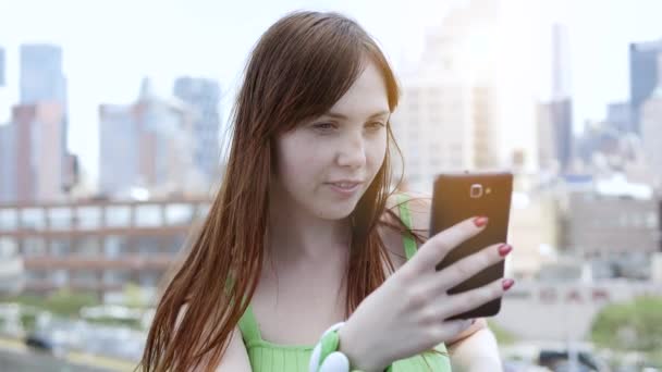 Persona Femenina Navegando Por Internet Dispositivo Teléfono Inteligente Imágenes Fullhd — Vídeos de Stock