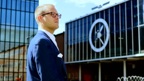 Νεαρός Επιτυχημένος Επιχειρηματίας Κοστούμι Στέκεται Έξω Στην Επιχειρηματική Περιοχή Της — Αρχείο Βίντεο
