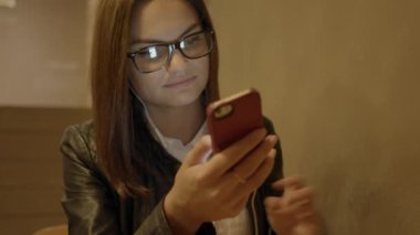 Şehirde akıllı telefon kullanan güzel beyaz bir kadın var. Yüksek kalite 4k görüntü