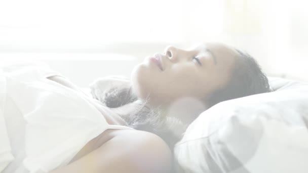 Молодая Женщина Отдыхает Спит Кровати Дома Высококачественные Кадры — стоковое видео