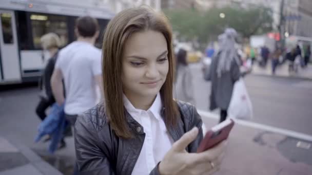 Jonge Mooie Blanke Vrouw Met Behulp Van Smart Phone Stad — Stockvideo