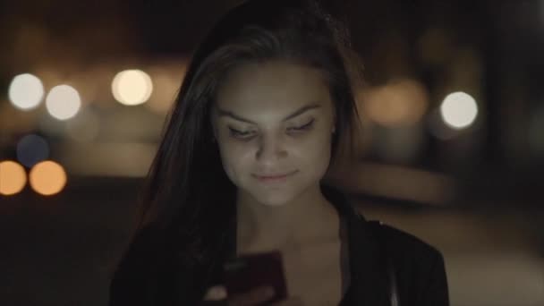 Jonge Mooie Blanke Vrouw Met Behulp Van Smart Phone Stad — Stockvideo