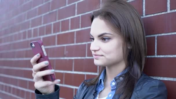 Joven Hermosa Mujer Caucásica Usando Teléfono Inteligente Ciudad Imágenes Alta — Vídeo de stock