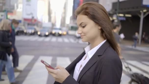 Młoda Biała Kobieta Używająca Smartfona Mieście Wysokiej Jakości Materiał — Wideo stockowe