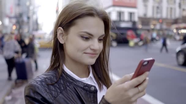 Jeune Belle Femme Caucasienne Utilisant Téléphone Intelligent Dans Ville Images — Video