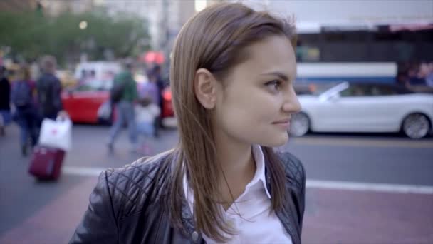 Jeune Belle Femme Caucasienne Utilisant Téléphone Intelligent Dans Ville Images — Video