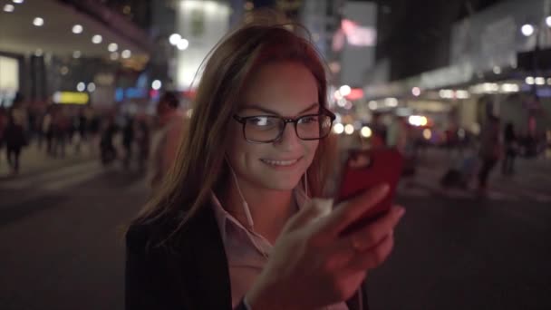 Молодая Красивая Белая Женщина Помощью Смартфона Городе Высококачественные Кадры — стоковое видео