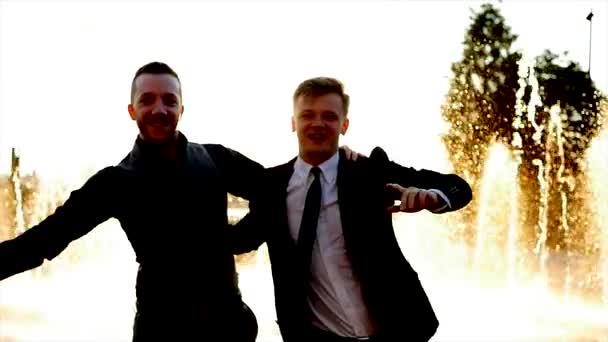キャリアの成功を祝う2人の男性の幸せライフスタイルシーン 高品質の4K映像 — ストック動画
