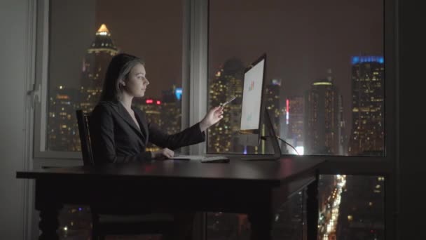 Νεαρή Γυναίκα Αυτοπεποίθηση Που Εργάζεται Στο Σύγχρονο Γραφείο Στον Υπολογιστή — Αρχείο Βίντεο