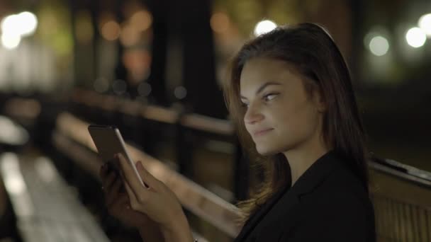 Jonge Vrouw Die Nachts Een Tabletcomputer Het Park Gebruikt Hoge — Stockvideo
