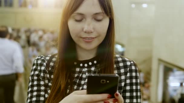 Mulher Branca Jovem Conversando Dispositivo Telefone Móvel Imagens Alta Qualidade — Vídeo de Stock