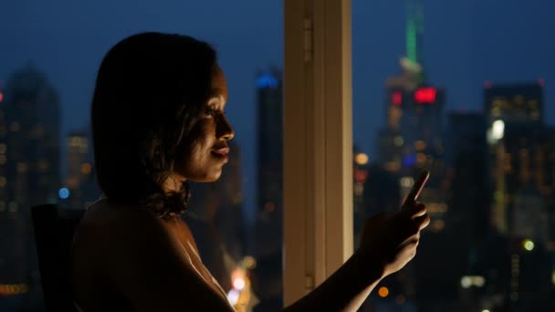 Jonge Vrouw Met Behulp Van Smart Phone Tablet Chatten Online — Stockvideo