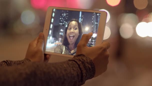 Ung Kvinna Med Hjälp Smart Telefon Tablet Chatta Online Högkvalitativ — Stockvideo