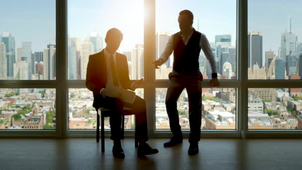 Dois Jovens Empresários Conversando Juntos Trabalhando Finanças Job Imagens Alta — Vídeo de Stock