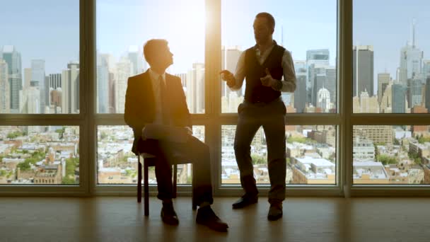 Dos Jóvenes Empresarios Hablando Juntos Trabajando Finanzas Imágenes Alta Calidad — Vídeo de stock