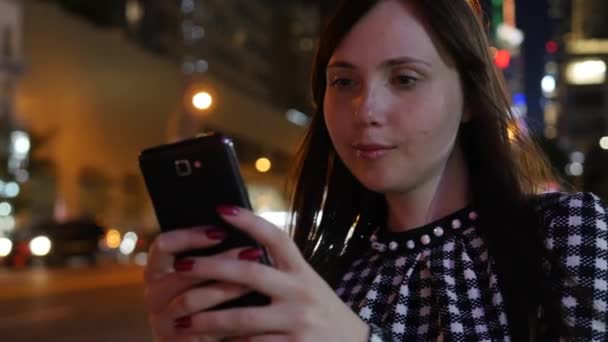 Mulher Branca Jovem Conversando Dispositivo Telefone Móvel Imagens Alta Qualidade — Vídeo de Stock